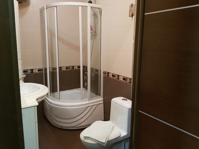 Bathroom 2, Apartment ES on 8-ya liniya V.O 59, Sankt-Peterburg gorsovet