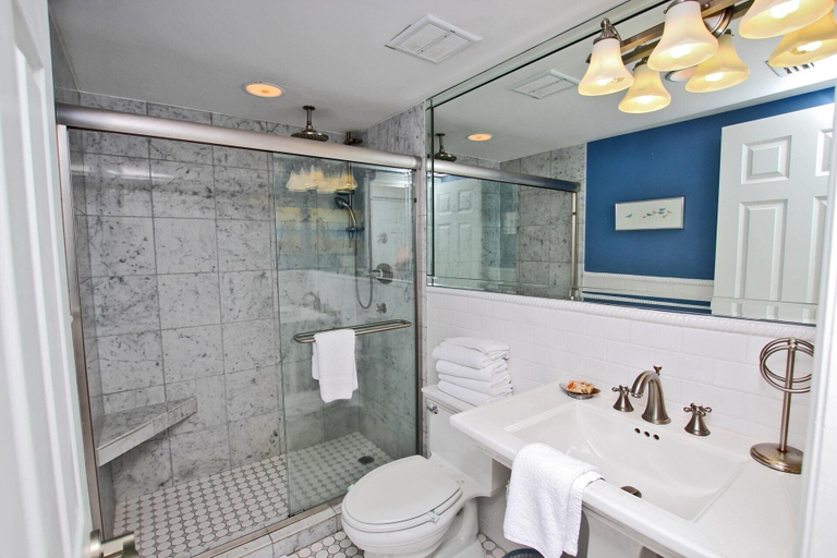 Bathroom, Broadmoor 304, Escambia