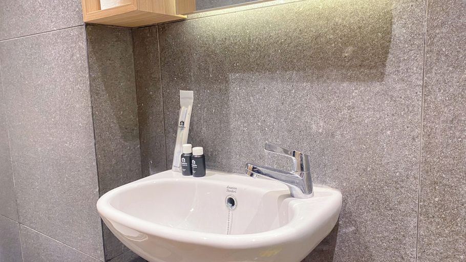 Bathroom 2, Homey Studio Room Tokyo Riverside Pik 2 Apartment, Tangerang
