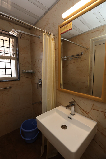 Bathroom 3, Hotel Silver Oak, The Nilgiris