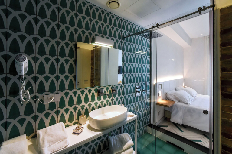 Bathroom 3, Graal, Salerno