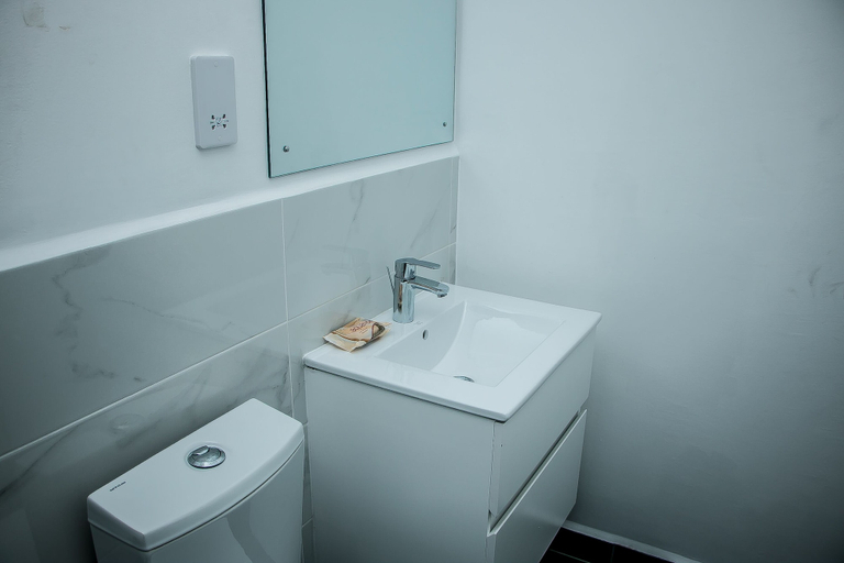 Bathroom, Embassy Gardens by Morninglife Luxury, Accra