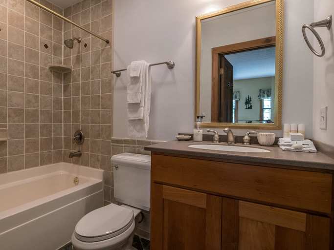 Bathroom 3, 2 Br: Whistlepunk 17, Pocahontas