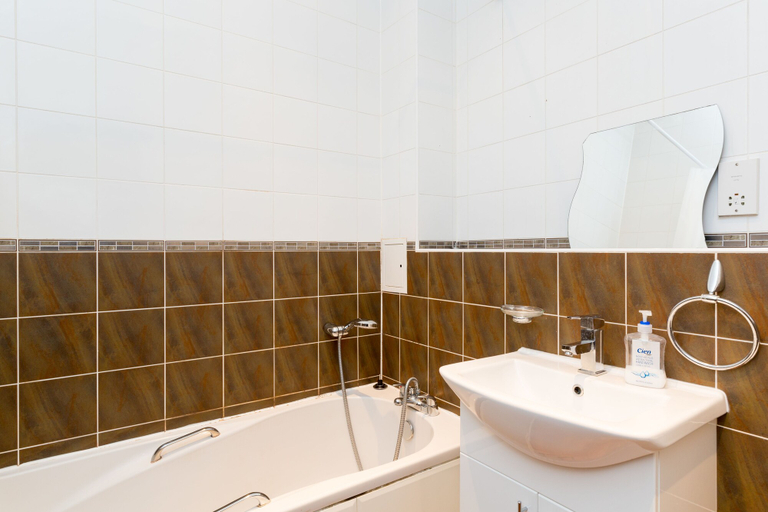 Bathroom 3, Birmingham Serviced Apartment - The Qube, Birmingham