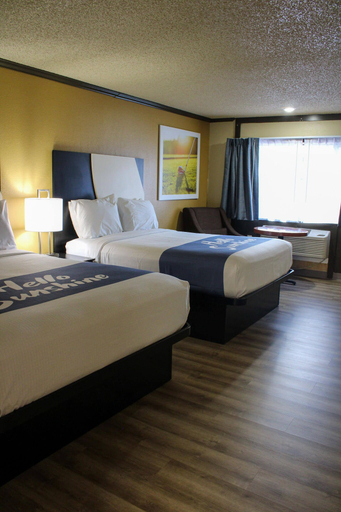 Bedroom 3, Days Inn by Wyndham Bend, Deschutes