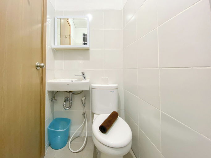 Bathroom 5, Comfy and Modern Studio at Cordova Edupartment Semarang Apartment By Travelio, Semarang