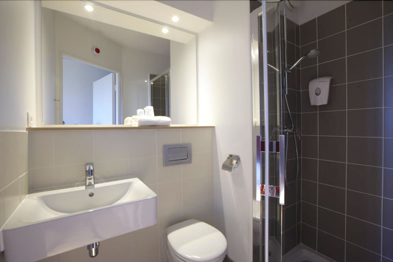 Bathroom 5, Hôtel Première Classe Caen Nord - Mémorial, Calvados