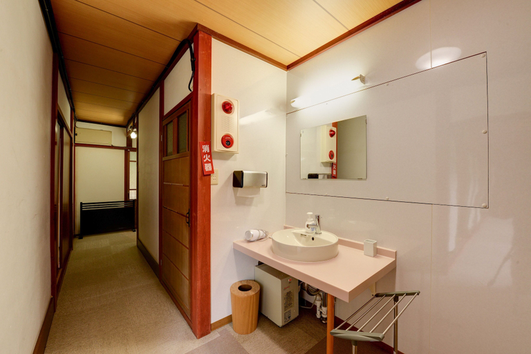 Bathroom 3, Kigusuriya, Nantan