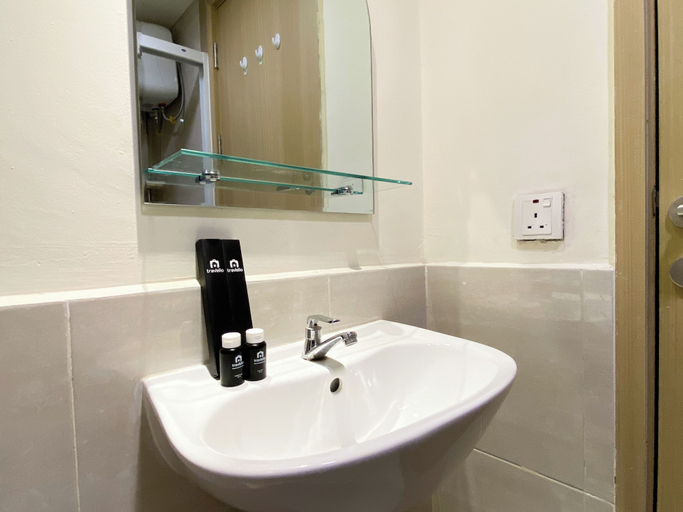 Bathroom 2, Comfortable Designed And Best Deal 2Br At Meikarta Apartment, Cikarang