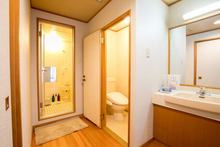 Bathroom 5, Hotel Takasago, Kōchi