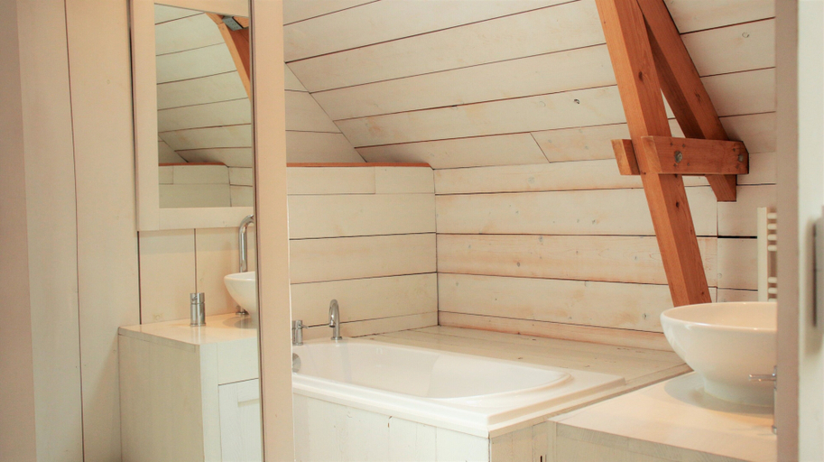 Bathroom 5, La Vinotière, Finistère