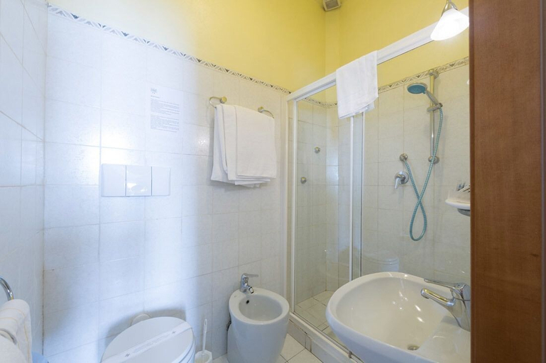 Bathroom 5, Hotel Moderno, Pisa