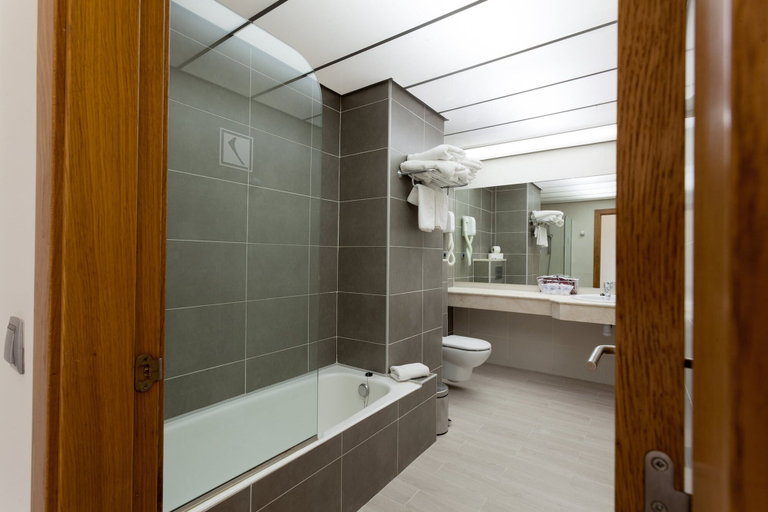 Bathroom 5, Hotel Obelisco, Baleares