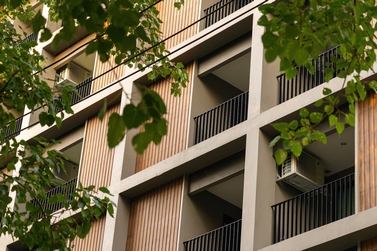 Exterior & Views 24