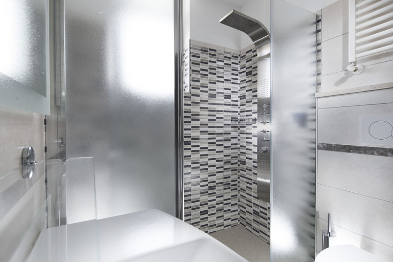 Bathroom 5, Hotel Riviera, Rimini