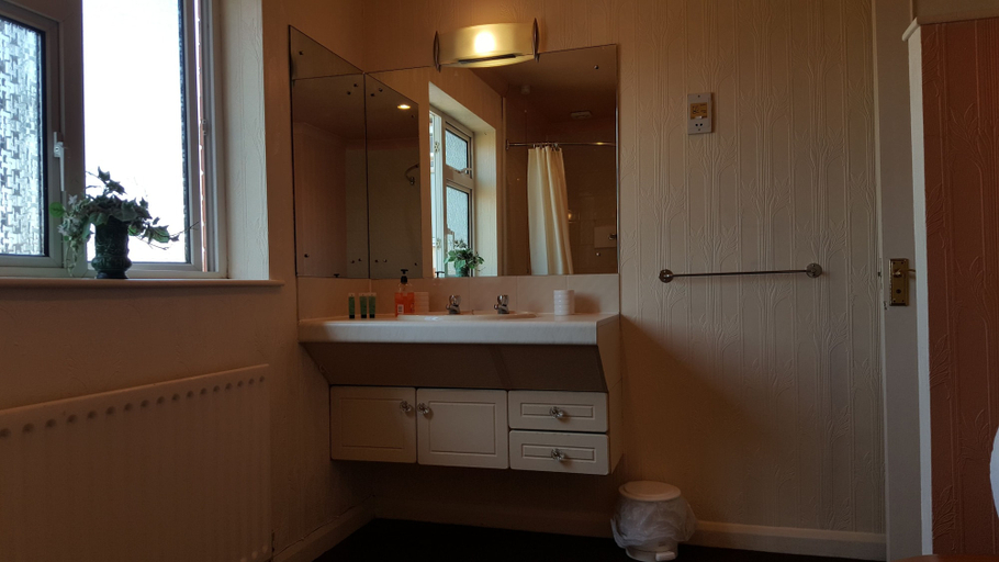 Bathroom 3, Fairhaven Hotel, Nottinghamshire
