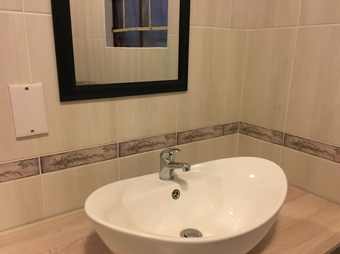 Bathroom 4, Flower Inn Guest House, Machaneng