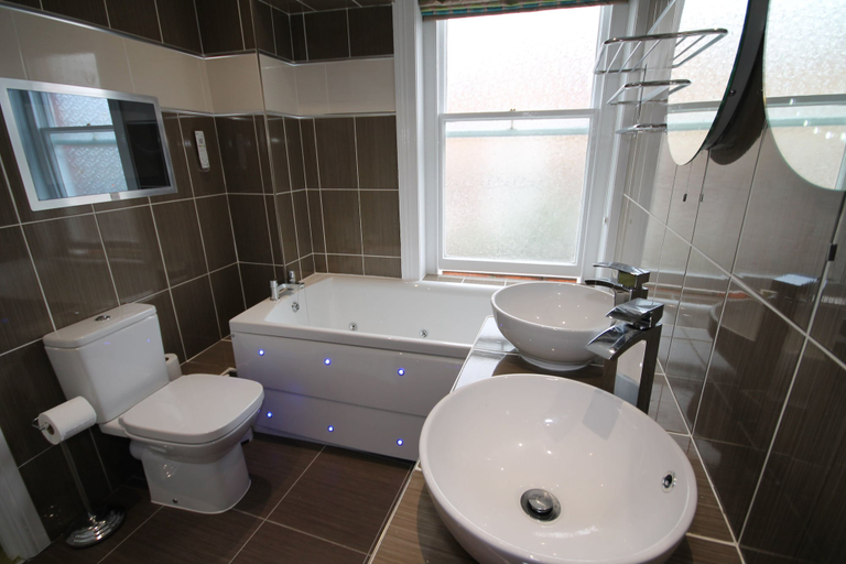 Bathroom 3, The Four Seasons Hotel, Ceredigion