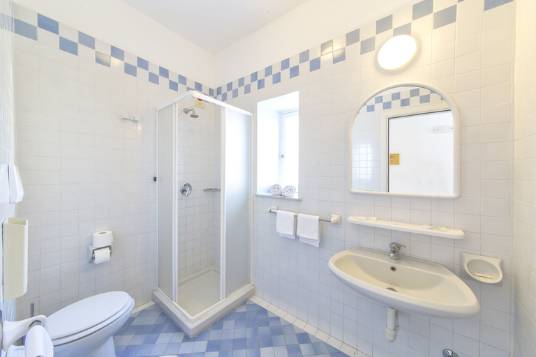 Bathroom 5, Hotel Vittoria, Napoli