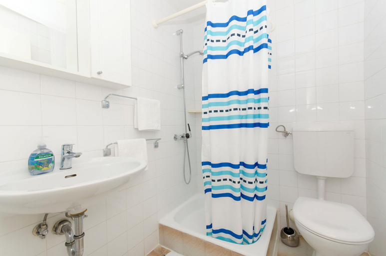 Bathroom 3, Apartments Mira Beachfront Bliss, Brela