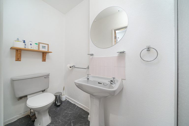 Bathroom 4, Deneside Guest House, Blackpool