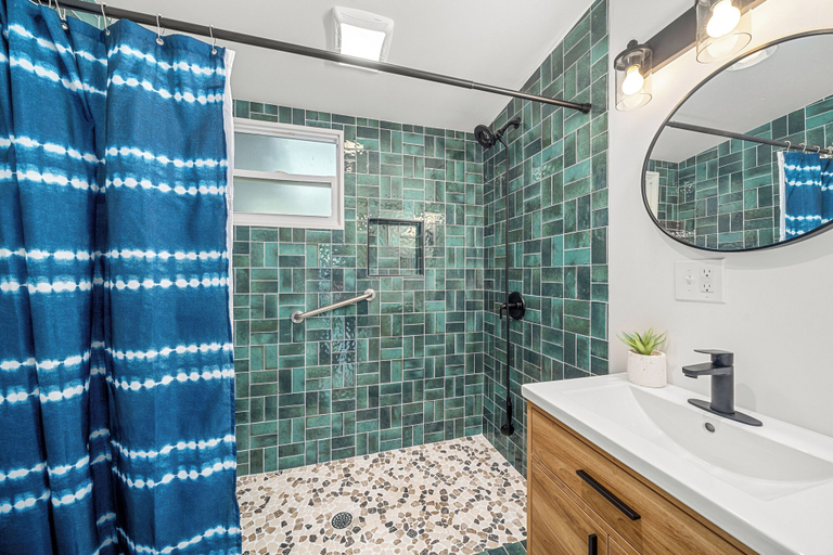 Bathroom 3, CedarWood Inn, Henderson