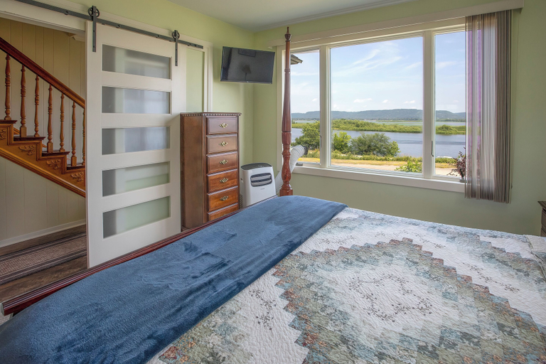 Bedroom 2, Big River Escape Grandview Manse, Wabasha