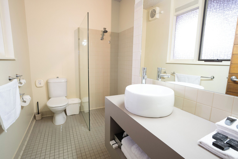 Bathroom 5, Sovereign Park Motor Inn, Ballarat  - Central