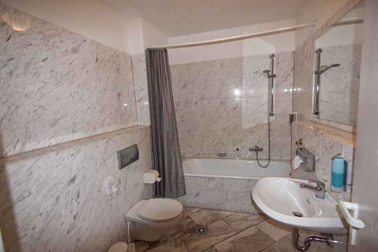 Bathroom 5, Hotel Sächsischer Hof, Erzgebirgskreis
