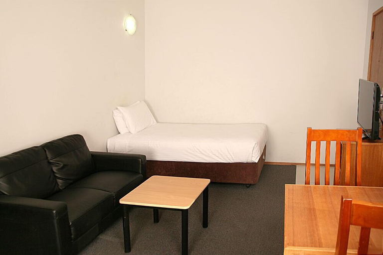 Others 4, Footscray Motor Inn, Melbourne
