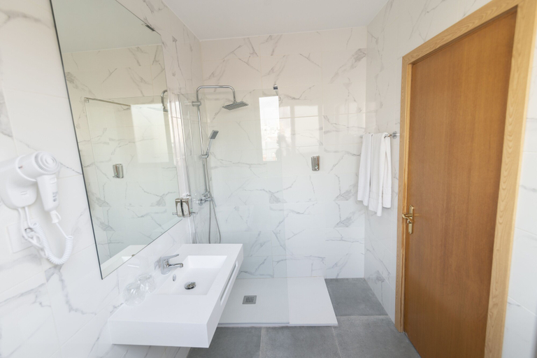 Bathroom 5, Hotel Madrisol, Madrid