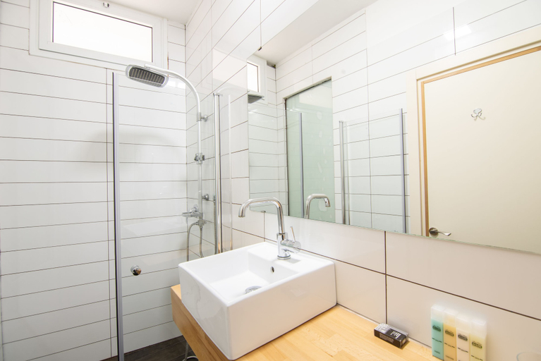 Bathroom 5, 27 Montefiore TLV
