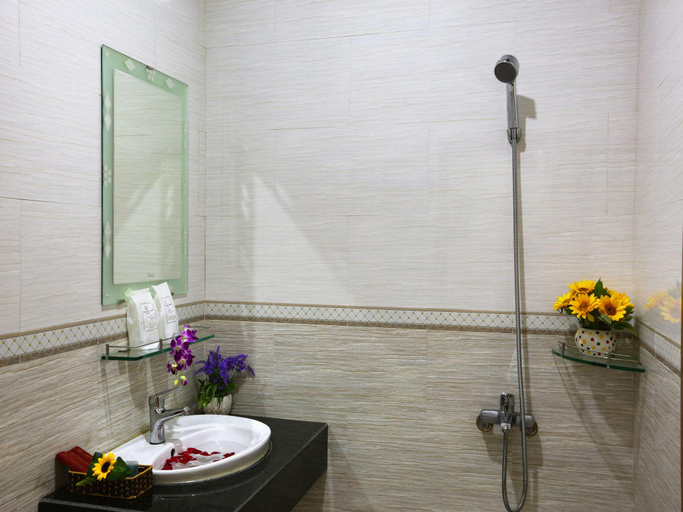 Bathroom 3, Thanh Hoang Chau Hotel, Da Nang