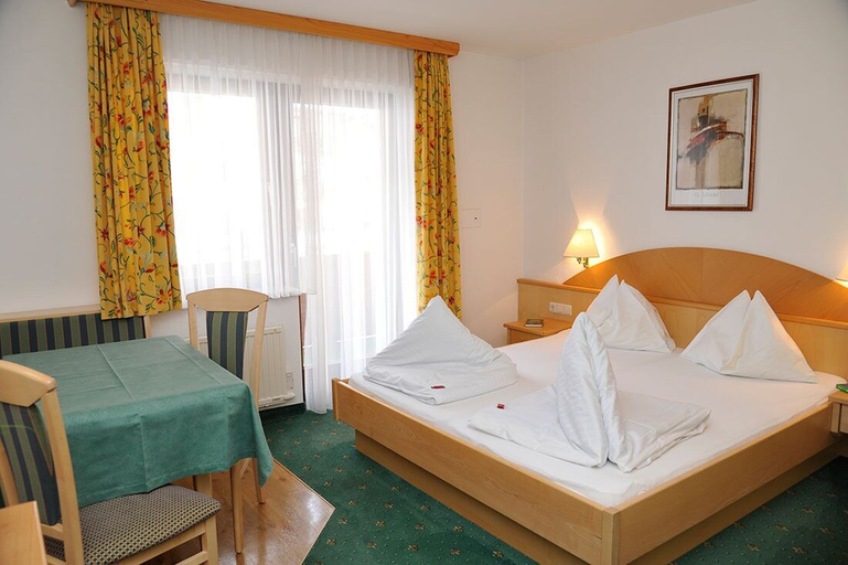 Bedroom 3, Hotel Alpina, Sankt Johann im Pongau