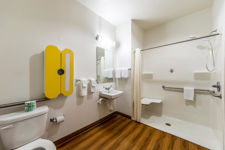 Bathroom 4, Super 8 by Wyndham Kenedy, Karnes