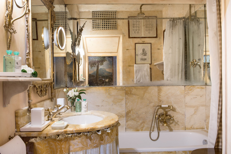 Bathroom 5, Residenza Napoleone III, Roma