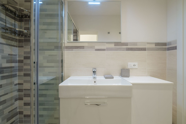 Bathroom 5, Casa del Mare, Bologna