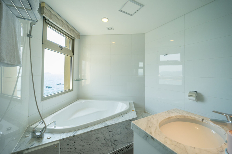 Bathroom 4, Tacet Pension, Tongyeong