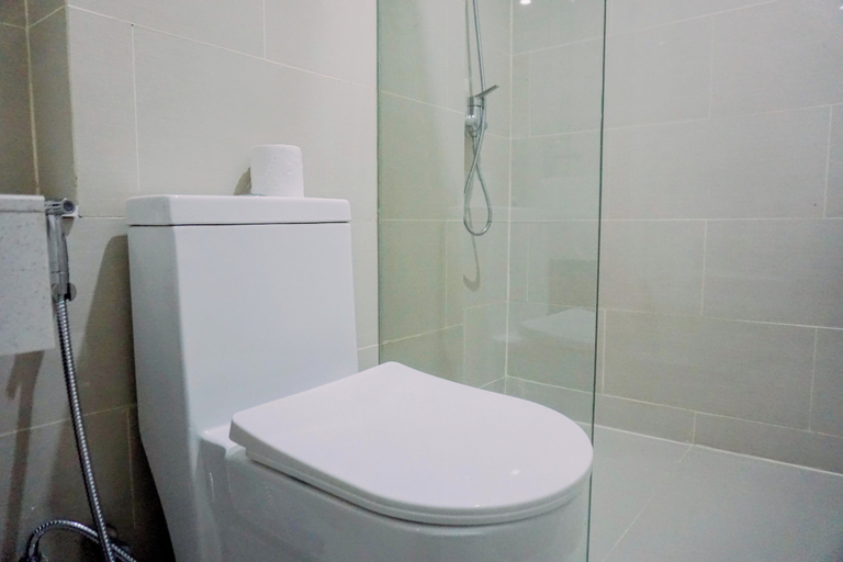 Bathroom 3, Pleasurable And Tidy Studio Daan Mogot City Apartment, Jakarta Barat