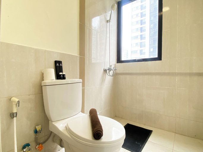 Bathroom 3, Cozy Living And Strategic 2Br At Meikarta Apartment, Cikarang