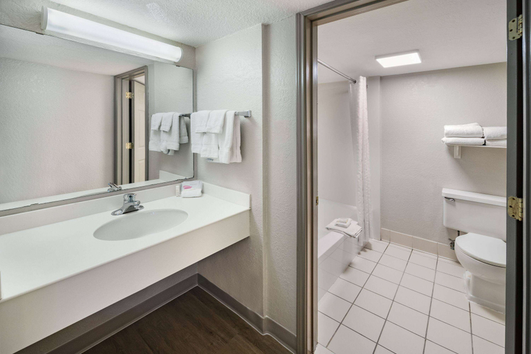 Bathroom 5, Days Inn by Wyndham Del Rio, Val Verde