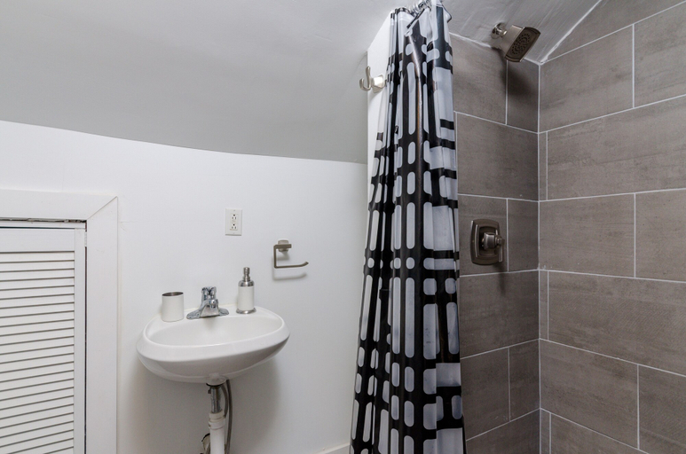 Bathroom 4, MiCasaZ S. NJ - 10 min to Philly, Camden