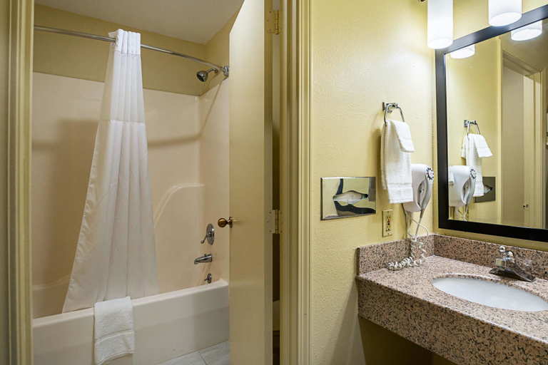 Bathroom 3, Quality Inn & Suites Greensburg I-74, Decatur