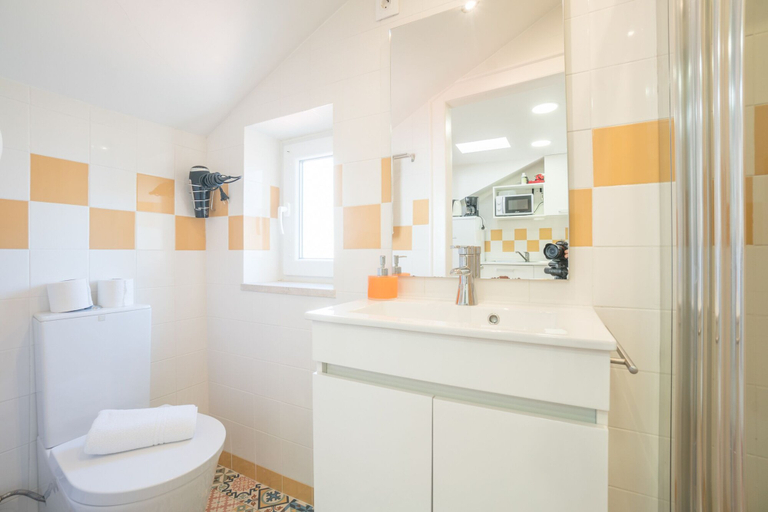 Bathroom 4, Atalaia Apartment 213 3rd floor, Lisbon