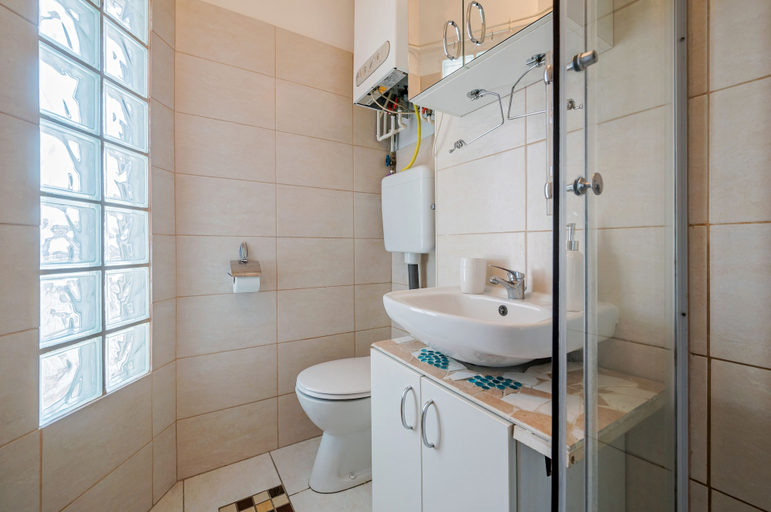 Bathroom 4, Blaha Apartment with Nice View, Budapesti