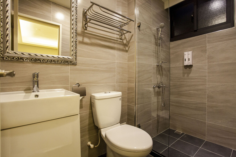 Bathroom 5, Cast, Taichung