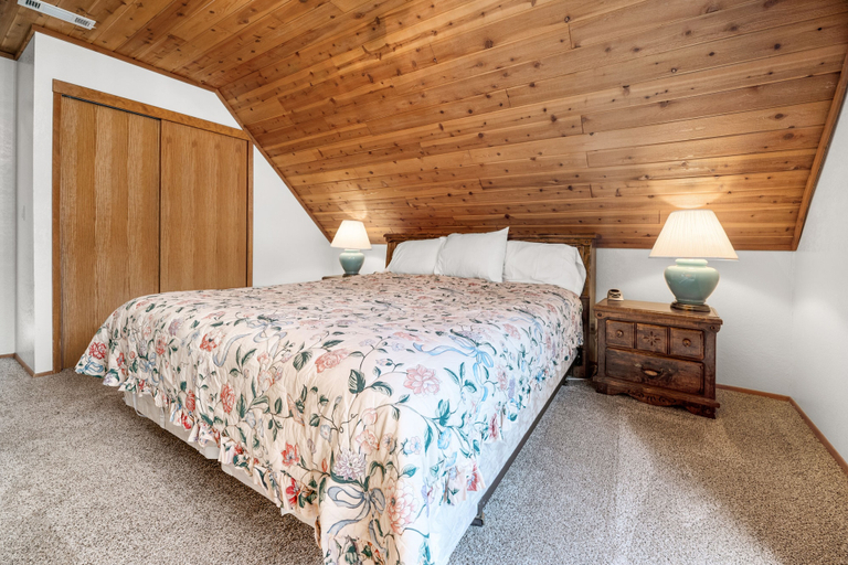 Bedroom 3, 5 Kern's Cabin, San Bernardino