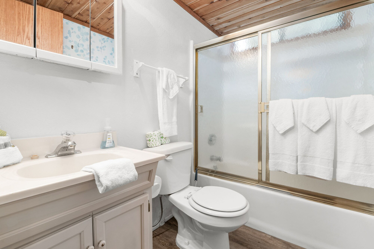 Bathroom 4, 5 Kern's Cabin, San Bernardino