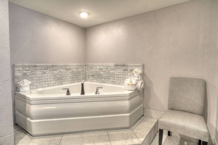Bathroom 4, The Ramsey Hotel and Convention Center Pigeon Forge, Sevier