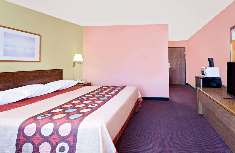 Bedroom 5, Super 8 by Wyndham Sturgeon Bay, Door